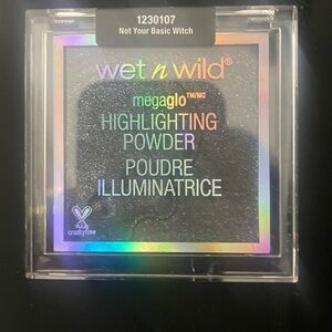 wet n wild Not Your Basic Witch megaglo highlighting powder